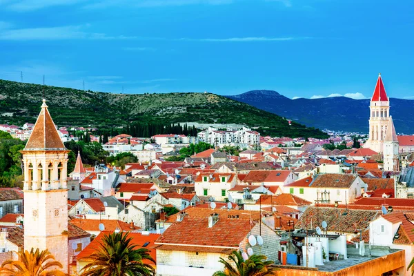 Veduta della città vecchia di Trogir la sera — Foto Stock