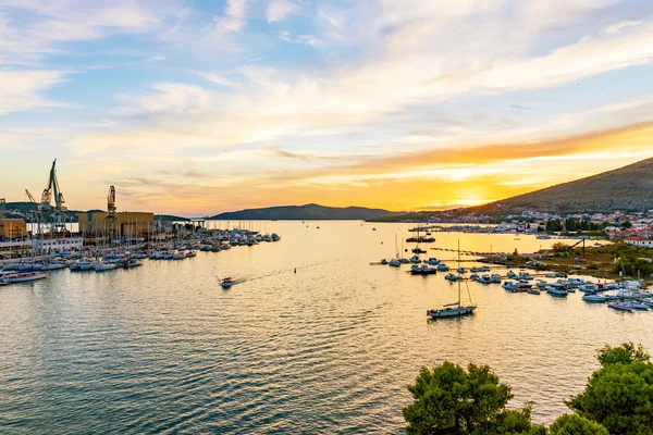 Waterfront Trogir podczas zachodu słońca — Zdjęcie stockowe