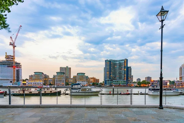 View of buildings along the river — Stock Photo, Image