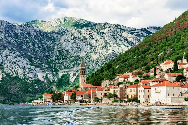 Città sperduta nella baia di Kotor — Foto Stock