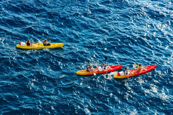 View of Kayakers in the mediterranean ocean — Stock Photo, Image