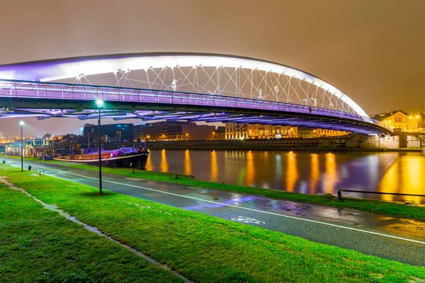 Aşıklar Köprüsü'nden gece riverside Park'ta görünümünü