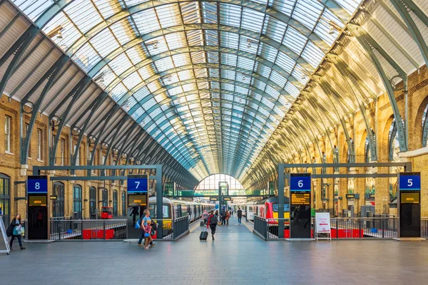 Könige überqueren den Bahnhof von Pancras — Stockfoto