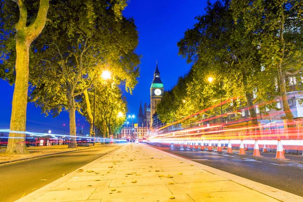 Paysage urbain d'une rue à Westminster la nuit — Photo