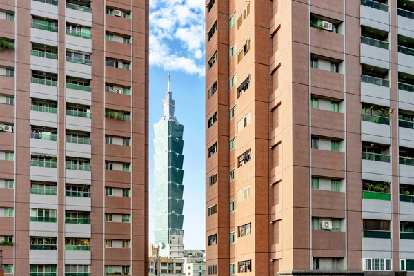 Moderne flatgebouwen met Taipei 101 — Stockfoto