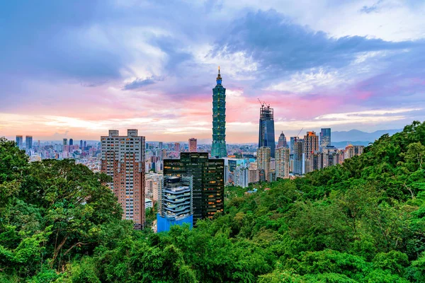 Kilátás nyílik a belvárosra Taipei este — Stock Fotó