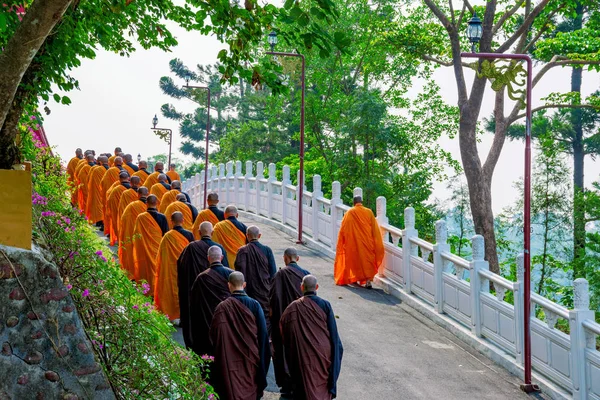 Monjes caminando por una pequeña calle — Foto de Stock