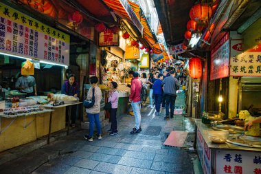 Turistler ile Jiufen Pazar