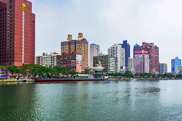 Kaohsiung finans bölgesine nehir binalar