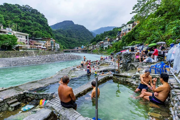 Wulai Köyü yıkanan insanlar