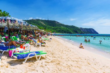 Koh Lan ada plaj güneşlenme toursits ile