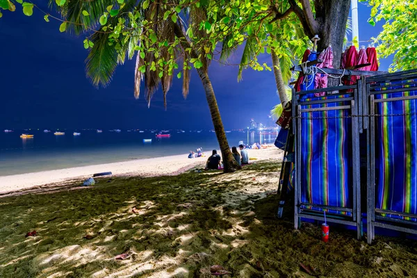 芭堤雅沙滩躺椅在晚上与海 — 图库照片