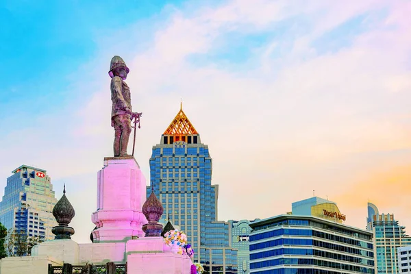 Statue du roi Rama VI et hôtels en arrière-plan — Photo