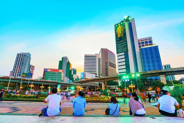 Silom architecture de quartier financier dans la soirée — Photo