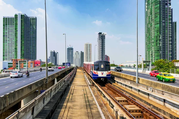 Pociągów Skytrain Taksin most — Zdjęcie stockowe