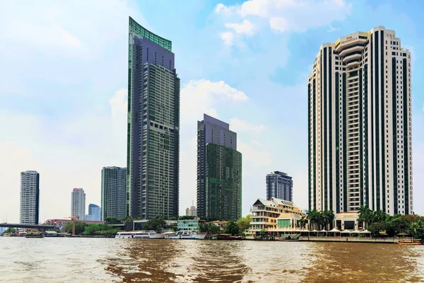 Vue des bâtiments riverains le long de la rivière Chao Phraya — Photo