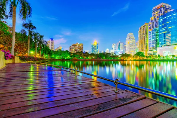 Vista à beira do lago do parque Benjakitti à noite — Fotografia de Stock