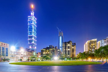 Taipei 101 bir koşu parkuru gece görünümü