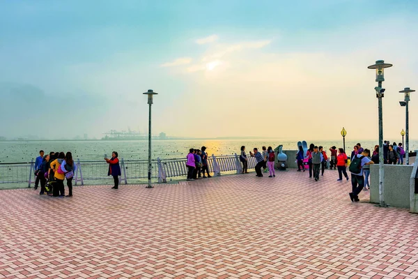 Pohled lidí na molu fisherman's wharf v Tamsui — Stock fotografie