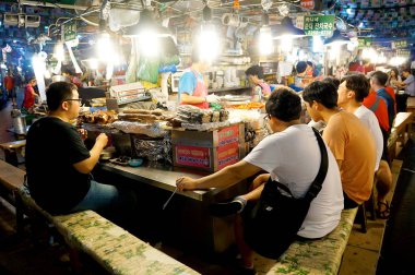 Kore halkının gece Pazarı'na yemek