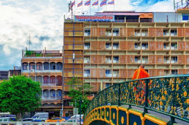 Chinatown alan Bangkok nehri geçerken keşiş