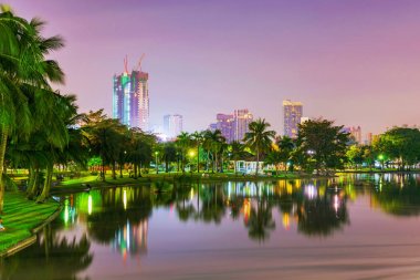 Gece görünümü Chatuchak park göl