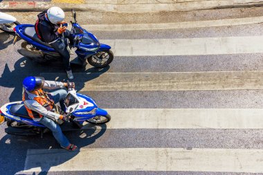 Motosiklet üzerinde bir geçiş, bekleyenler