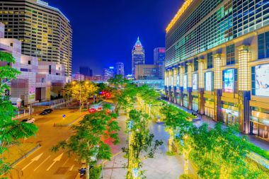 Xinyi Finans Merkezi mimari gece görünümü