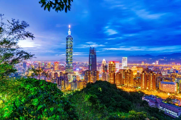 Vista noturna de Taipei com a natureza — Fotografia de Stock