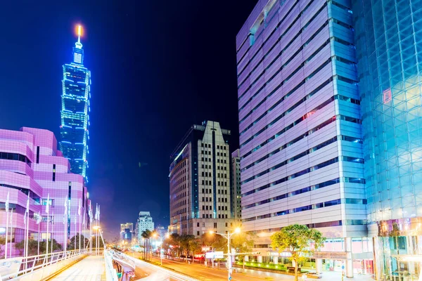 Taipei 101 y distrito financiero de Xinyi — Foto de Stock