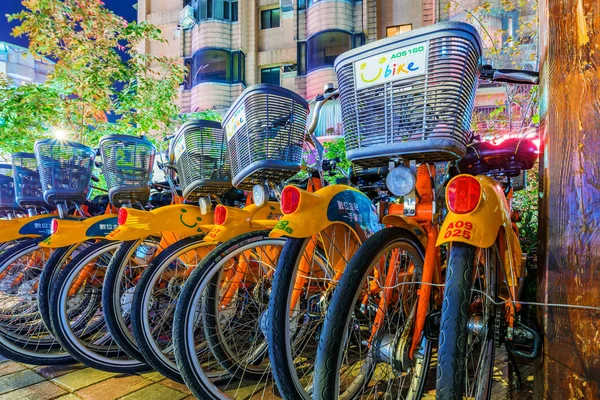 U rack de bicicletas en Taipei por la noche — Foto de Stock