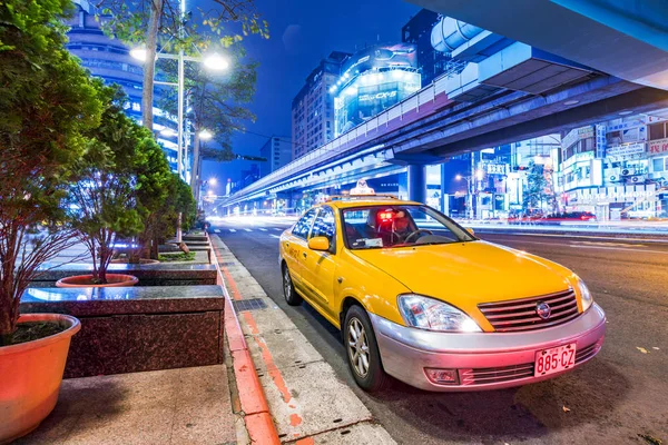 Taksówka czeka w nocy w Tajpej — Zdjęcie stockowe