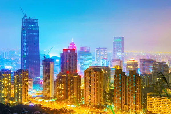 Nézd Xinyi pénzügyi negyed építészet éjjel — Stock Fotó