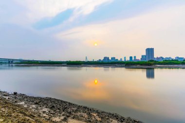 Keelung nehir gün batımı ile 