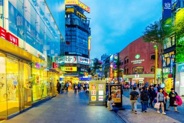 Ximending alışveriş bölgesine geceleri