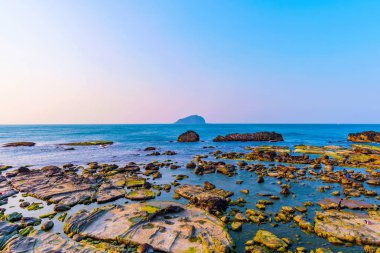 Kayalar ve Kaplumbağa Adası deniz manzarası