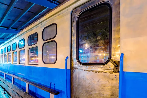 타이 페이 있는 밤에 기차 마차 — 스톡 사진