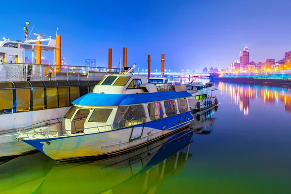 Night scene of boats on a river — Stock Photo, Image