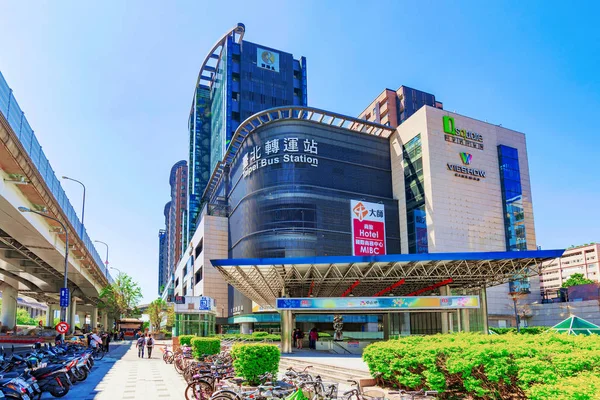 Taipei otobüs istasyonu ve Q kare alışveriş merkezi — Stok fotoğraf