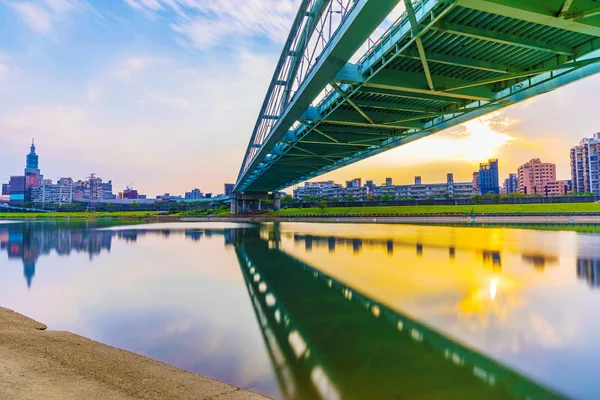 Blick auf Halbmondbrücke und Flussufer — Stockfoto