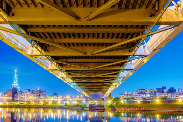 Zobacz ramach Crescent most w mieście Tajpej — Zdjęcie stockowe