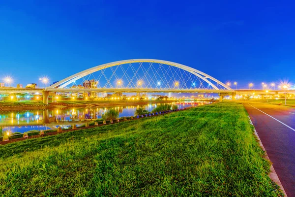 Άποψη της ημισελήνου γέφυρα τη νύχτα — Φωτογραφία Αρχείου