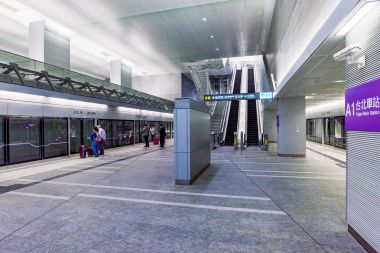 Havaalanı tren için platform bekliyor