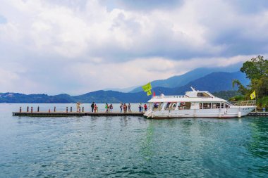 Güneş ay göl kenarında turistik tekne ile Pier