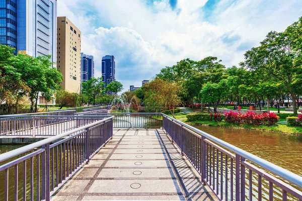 Caminho a pé em um parque no distrito de Banqiao — Fotografia de Stock