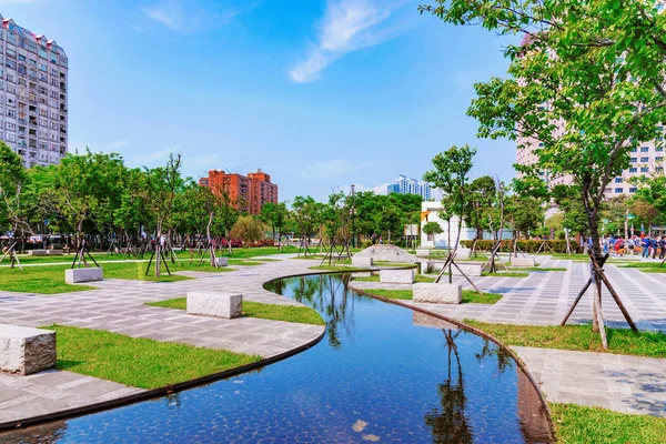 Parc moderne dans le quartier de Banqiao — Photo