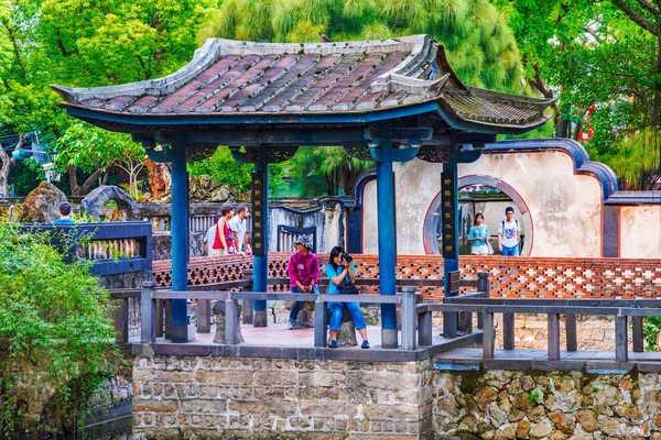 Κινέζικο περίπτερο στο Αρχοντικό της οικογένειας Lin και τον κήπο — Φωτογραφία Αρχείου