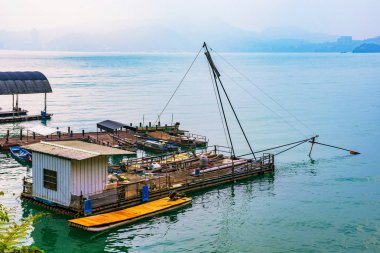 Bir göl kenarında Balık tutma botu