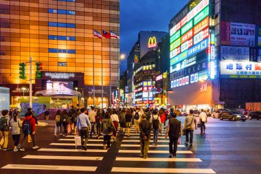Taipei şehir merkezinde bir yaya geçidi bu