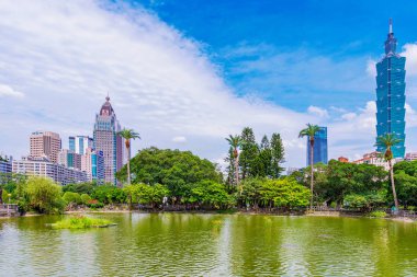 Xinyi Finans Merkezi mimari Gölü ile